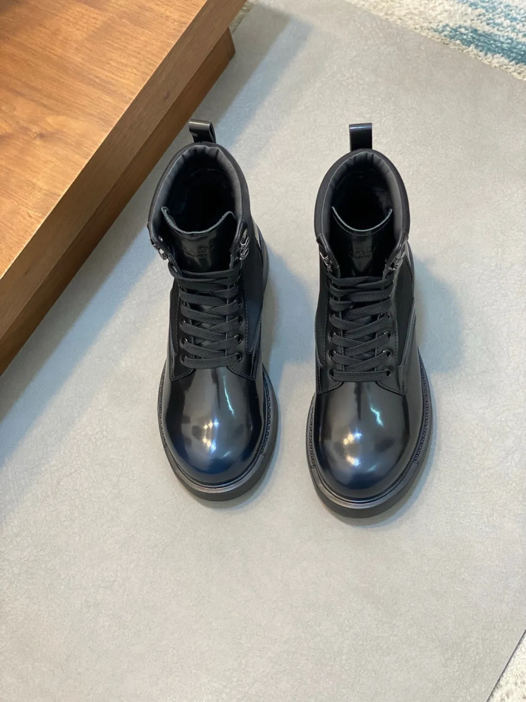 Men's shoes 💰940 PRADA men's latest ultra-light new short wool boots for autumn and winter, two-color blue nylon cowhide leather with eyelets and metal hooks, enameled triangle metal logo, 4m ultra-light serrations Ev a injection rubber concave and convex large particle snowflake pattern anti-slip soles very light and comfortable on the foot Urban modern military boot style design Men's model 39 40 41 42 43 44